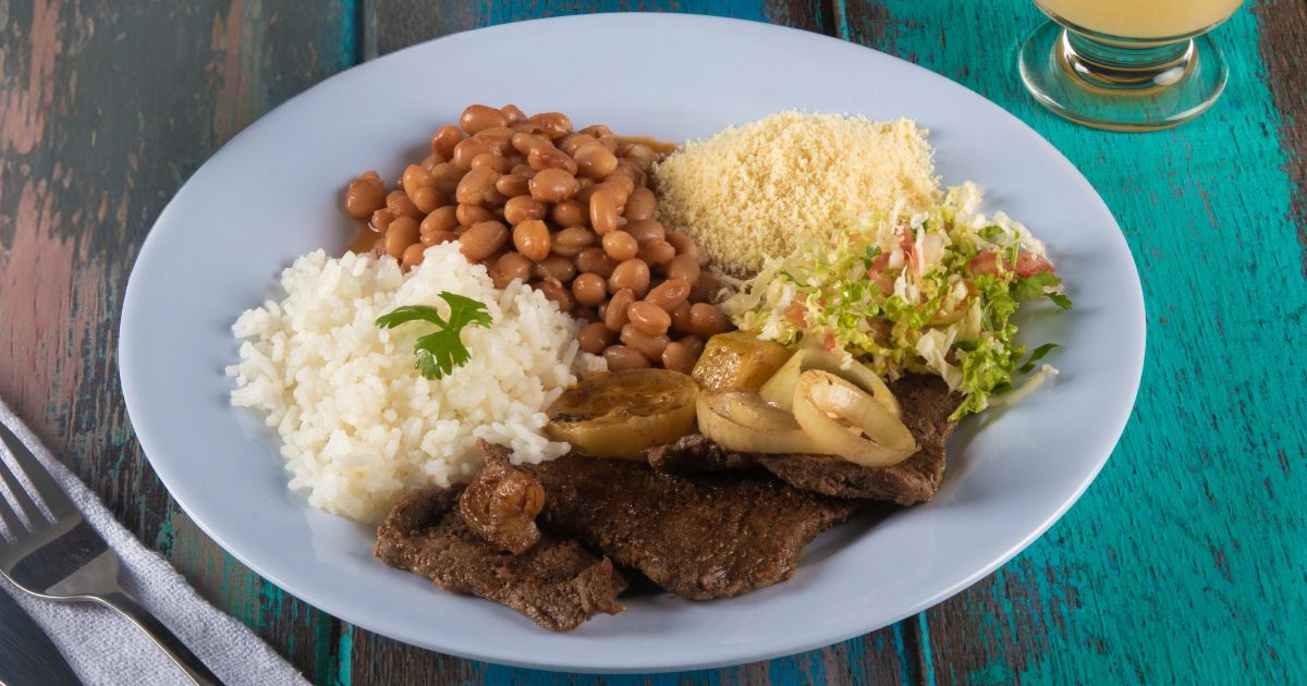 Estos son los almuerzos callejeros enfrente de Plaza Claro que le cuestan $12 mil y traen de todo