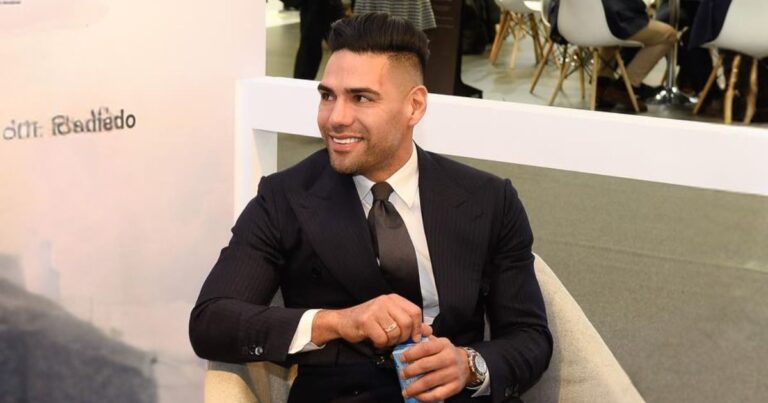 Carrera que estudió Falcao Periodismo - La carrera que estudió Falcao cuando apenas iniciaba en el fútbol; es una de las peores pagas del país