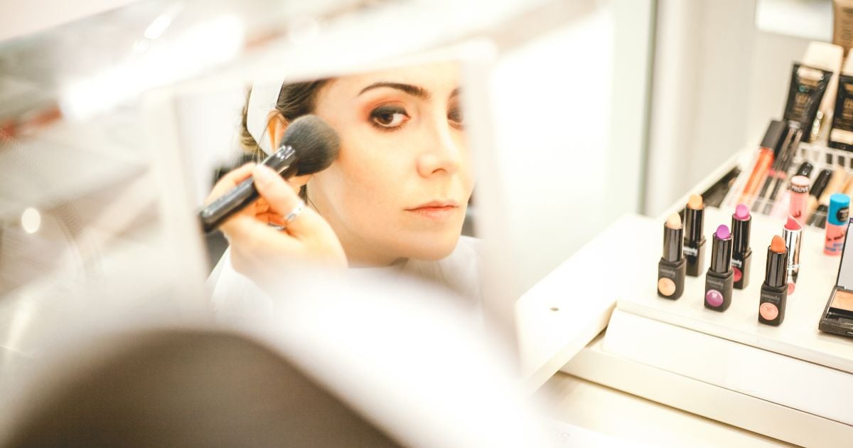 El lugar en Bogotá donde le enseñan a maquillarse desde cero y puede irse con buenos productos