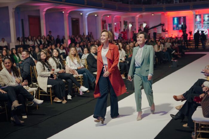 RojoTú Davivienda: la iniciativa de moda para 18.000 empleados que se volvió referente empresarial - -- Las2orillas - RojoTú Davivienda: la iniciativa de moda para 18.000 empleados que se volvió referente empresarial