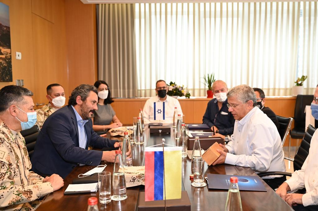 Pegasus y la vigilancia estatal en Colombia: ¿Quién nos espía, cómo y por qué?