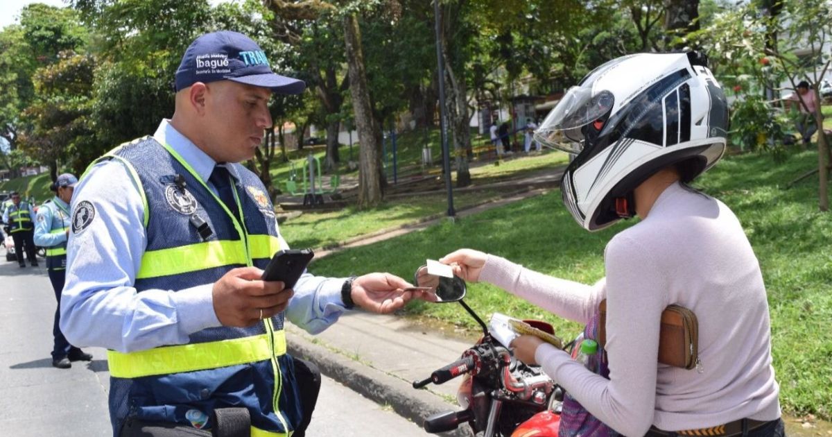 La multa que tendrán que pagar los motociclistas que no usen esta prenda; es medio salario mínimo