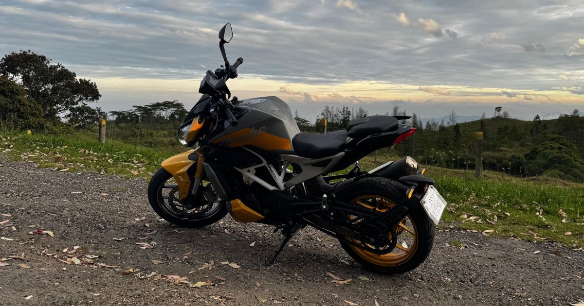 La moto de TVS con todo el ADN de una deportiva pero con un precio que sorprende