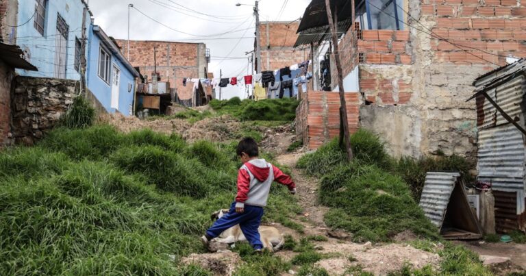  - El reto que implica educar en un país donde la pobreza entra al aula antes que los estudiantes