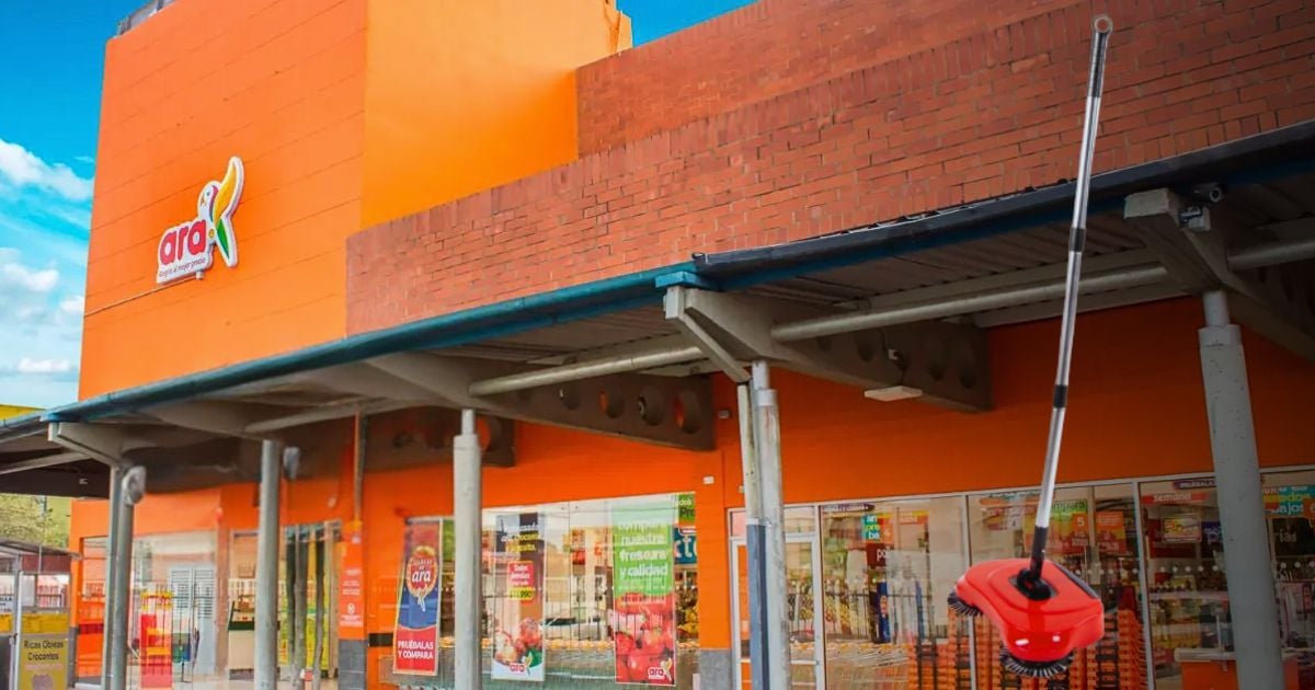 ¿Vale la pena la nueva escoba mágica de Ara? no necesita recogedor y tiene cepillos que giran 360 grados