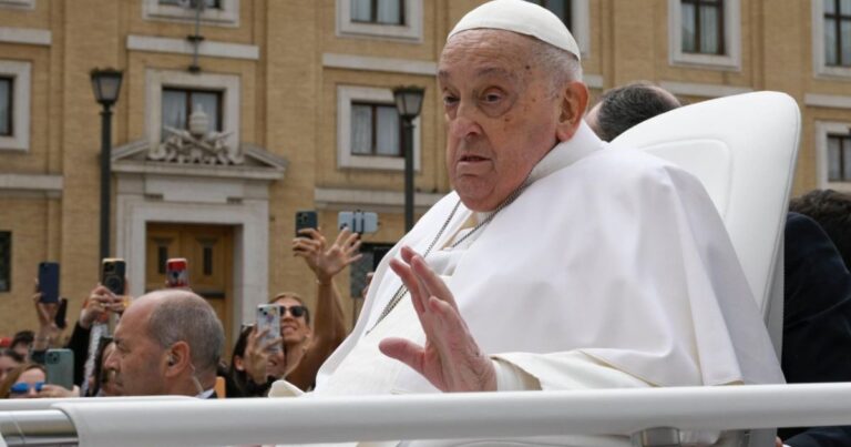  - Francisco, el primer papa migrante y futbolero en la historia de la Iglesia