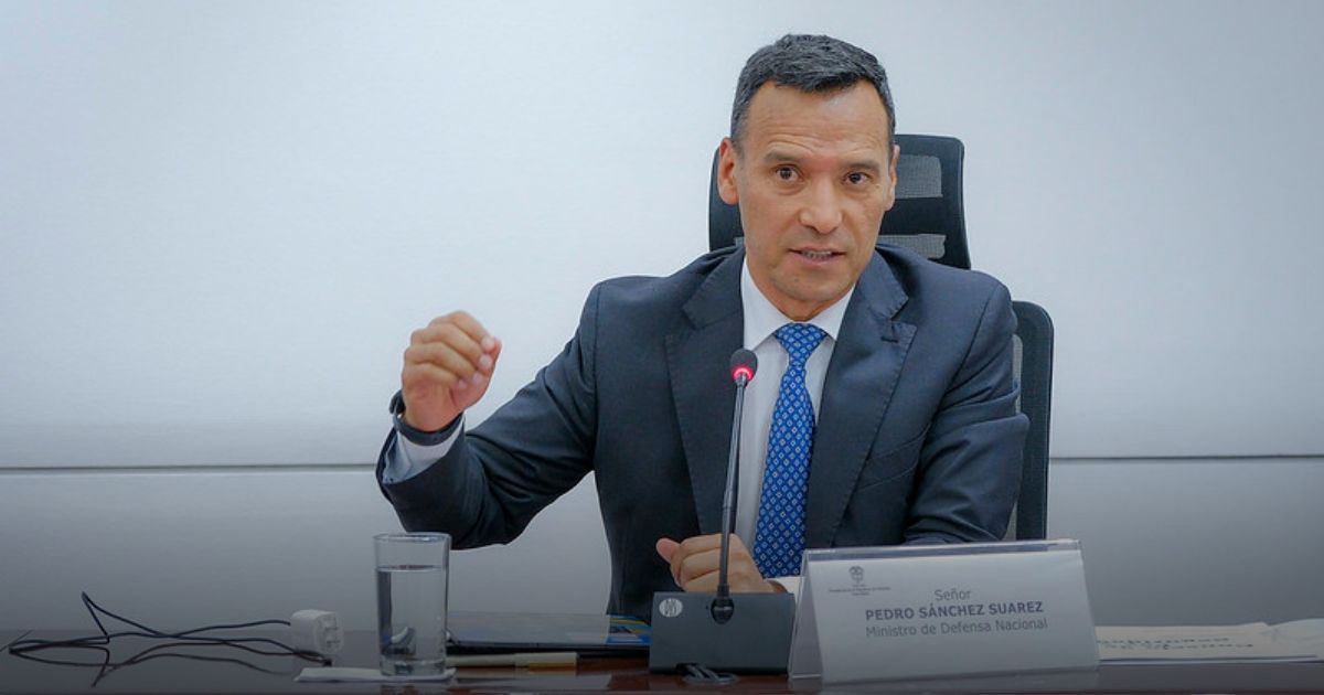 Pedro Sánchez, el general que pasó de la autoridad militar a la sumisión política 