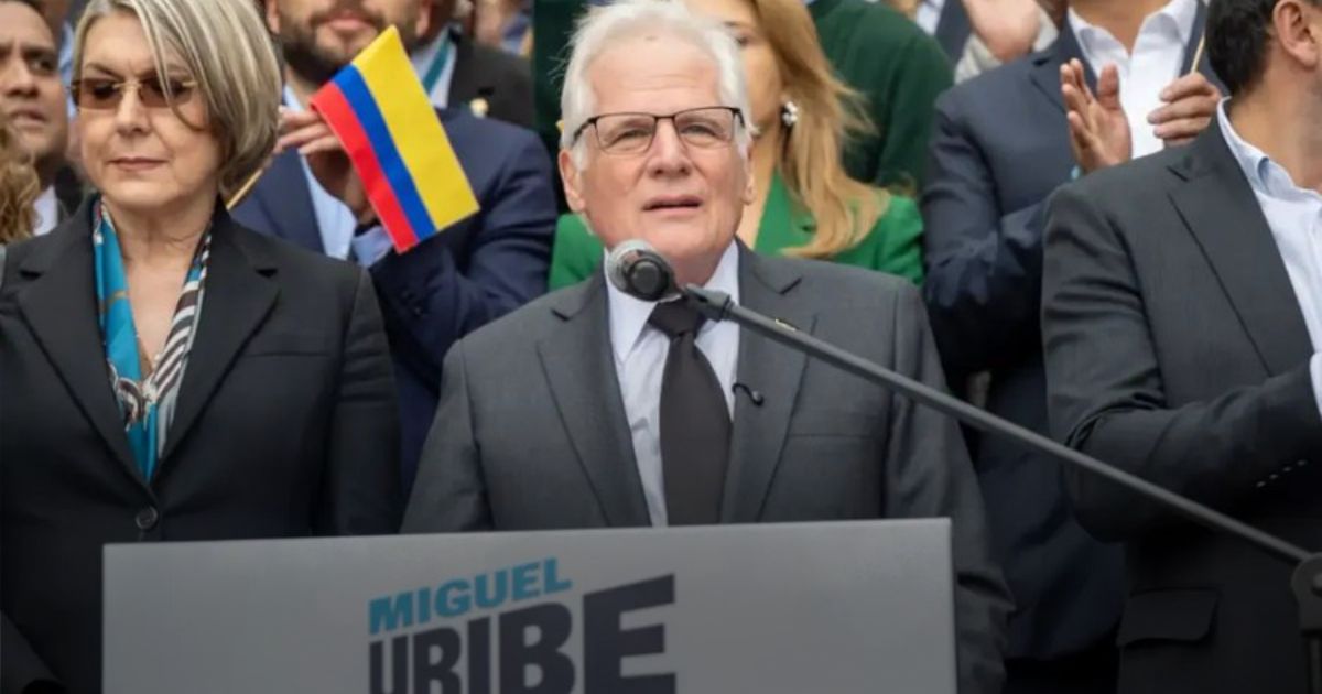 Miguel Uribe Londoño le está sacando el jugo al asesinato de su hijo