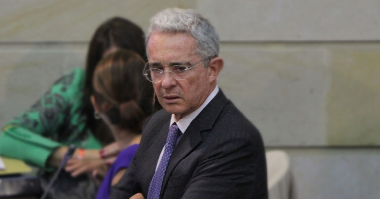  - La caída del poderoso e intocable Álvaro Uribe y la lucha por no olvidar los horrores en Colombia