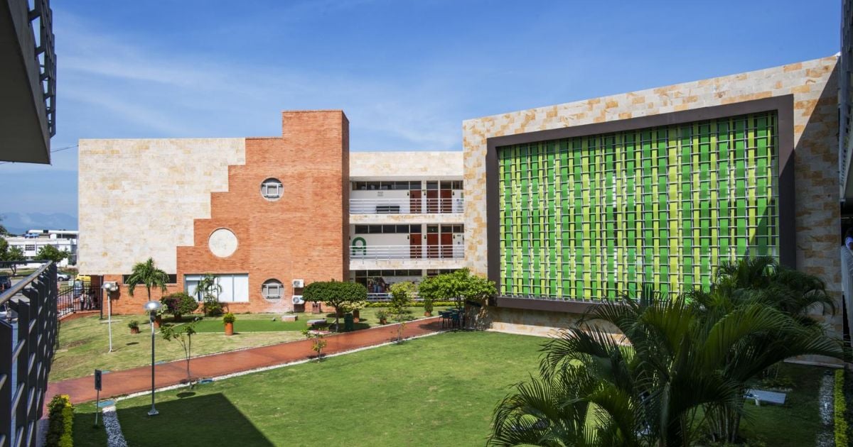 La universidad que renovó su acreditación de alta calidad y fortalece su compromiso con los jóvenes