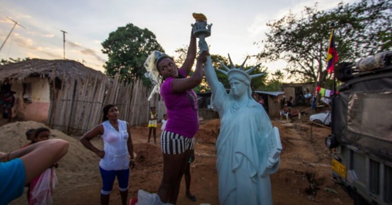  - La estatua de La Libertad que honra a las víctimas del conflicto está atascada en un garaje de Barranquilla