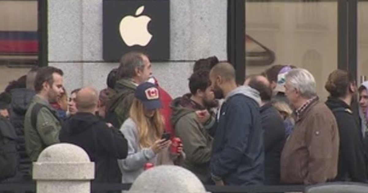 La paradoja de quienes no tienen para mercar, pero estrenan el último iPhone