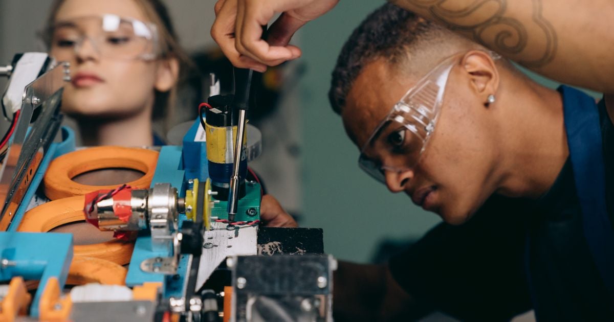 Se complica la situación laboral de los jóvenes por culpa de la IA
