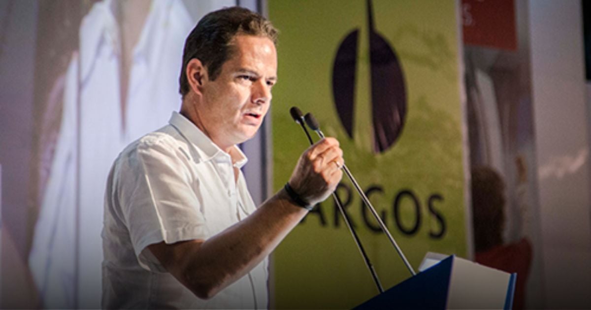 Cada vez que Vargas Lleras promete ayudar, termina hundiendo más al país