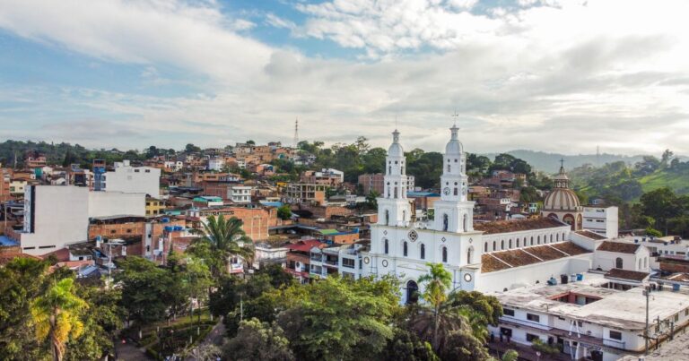 Lebrija - El tranquilo pueblo de Santander que, entre cascadas y pozos azules, brilla por ser la capital piñera de Colombia