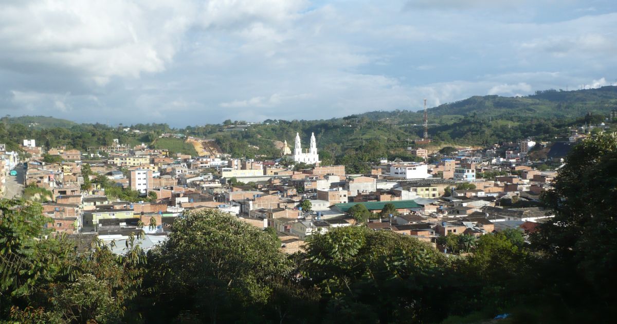 El tranquilo pueblo de Santander que, entre cascadas y pozos azules, brilla por ser la capital piñera de Colombia