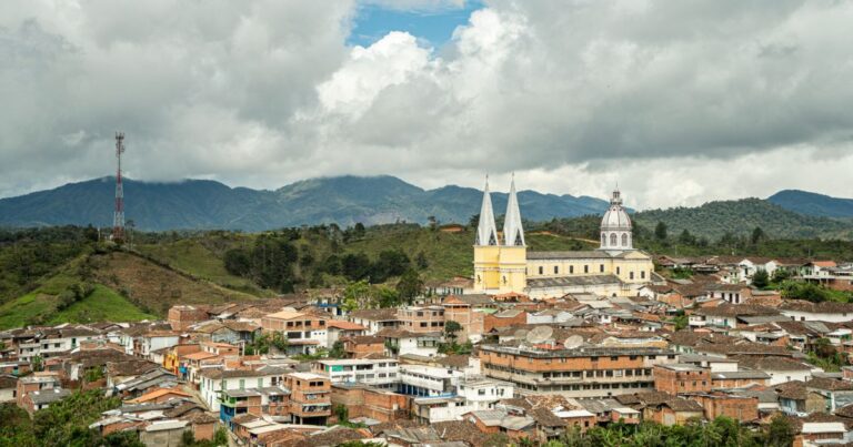 Santo Domingo Antioquia - El colorido pueblito de Antioquia que se ha vuelto famoso por su arquitectura colonial y balcones