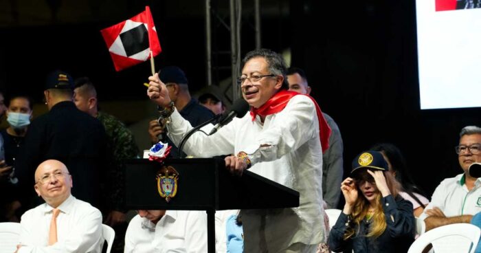  - Con tamal, camisetas y buses llenos fue como Petro llenó la plaza Murillo Toro de Ibagué. Está es la historia