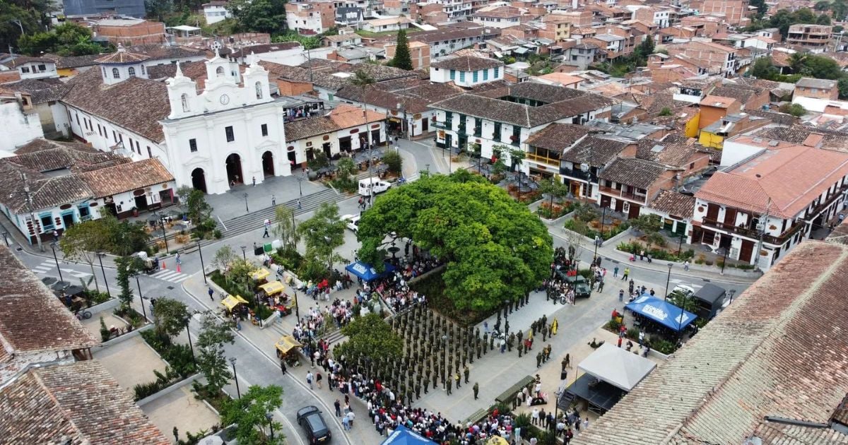 Cómo llegar al mágico pueblo de Antioquia con verdes e imponentes paisajes y fincas para descansar