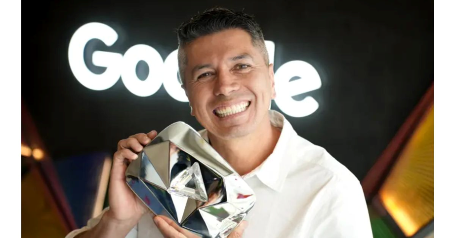 De lijar carros en Boyacá a conquistar YouTube con 10 millones de seguidores: Él es el profe Alex