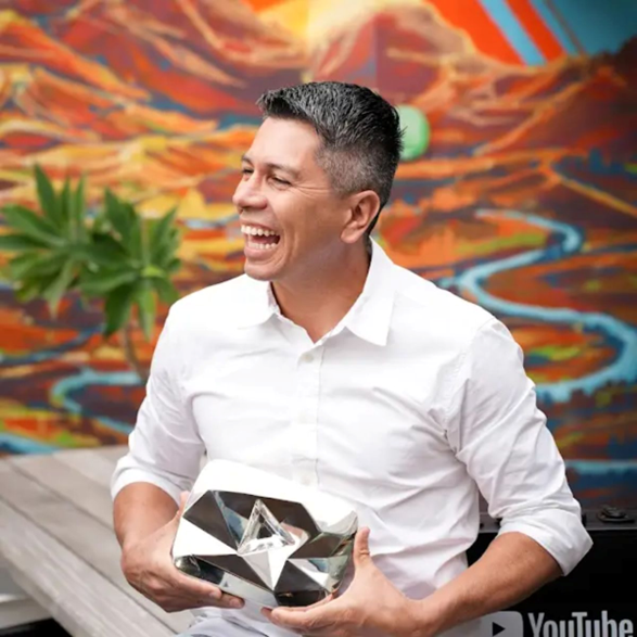  - Él es el profe Alex, quien pasó de lijar carros en Boyacá a conquistar YouTube con 10 millones de seguidores