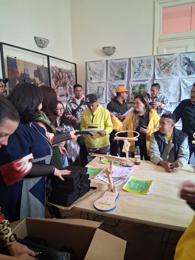 El soldado que cambió el bazuco por el bordado y terminó confeccionando una prestigiosa colección de ropa - -- Las2orillas - El soldado que cambió el bazuco por el bordado y terminó confeccionando una prestigiosa colección de ropa