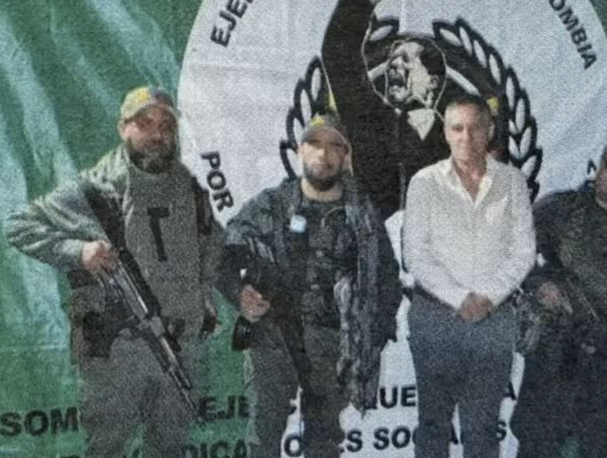 Alvaro Jiménez con Chiquito Malo en Urabá a comienzos del año. Foto publicada por Roy Barreras 