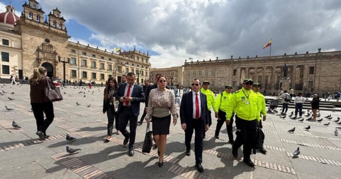  - El pataleo del gobernador de San Andrés por no dejarse sacar del cargo terminó golpeando a 4 magistrados