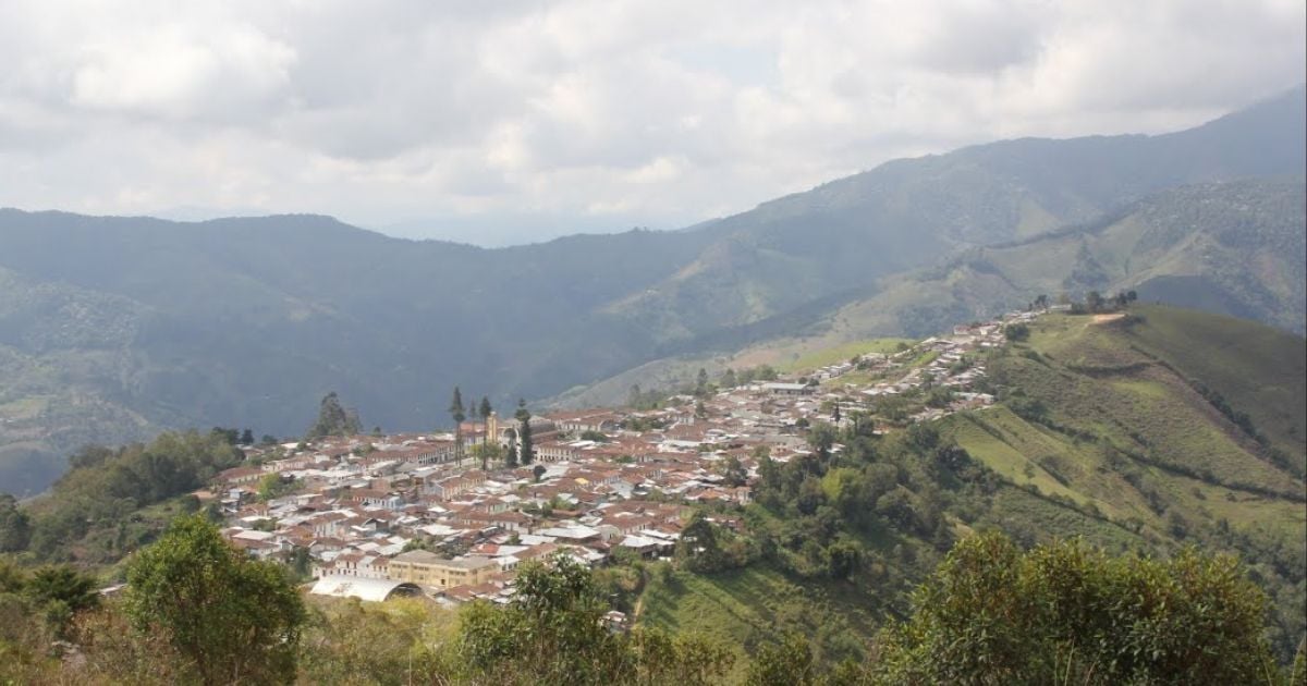 Cómo llegar al escondido pueblo del Valle lleno de bosques, un lugar ideal para los amantes de las aventuras