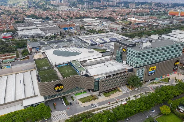 El popular centro comercial en Medellín que tendrá su propio parque de diversiones con montaña rusa incluida - -- Las2orillas Viva Envigado, El popular centro comercial en Medellín que tendrá su propio parque de diversiones con montaña rusa incluida