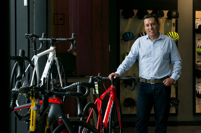 Así logró Carlos Ballesteros, el dueño de Bike House, convencer a la japonesa Shimano para unirse a su marca Cliff - -- Las2orillas Así logró Carlos Ballesteros, el dueño de Bike House, convencer a la japonesa Shimano para unirse a su marca Cliff