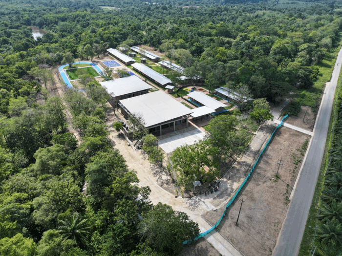 El arquitecto colombiano detrás de uno de los famosos colegios de Shakira y más obras que transforman - -- Las2orillas El arquitecto detrás de uno de los famosos colegios de Shakira y otras obras que han transformado el país