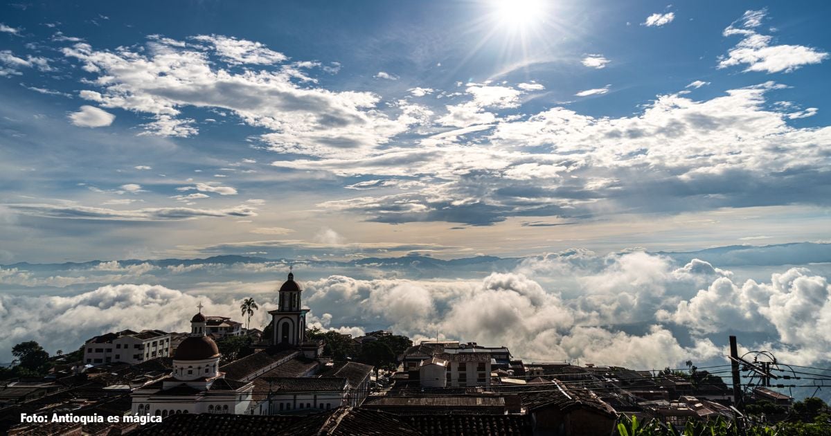 Cómo llegar al pueblo de Antioquia bañado en ríos y lleno de fiestas, historia y aventuras por hacer