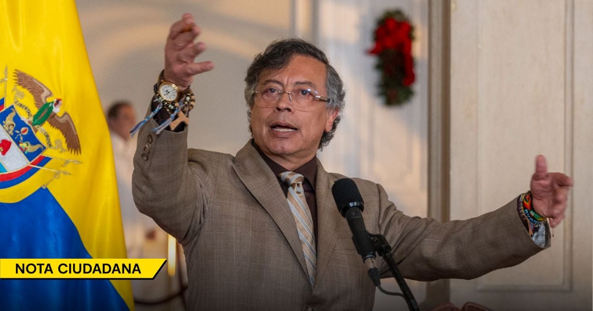 Después de que Gaviria traicionará la ideología del Partido Liberal, Gustavo Petro rescató sus banderas