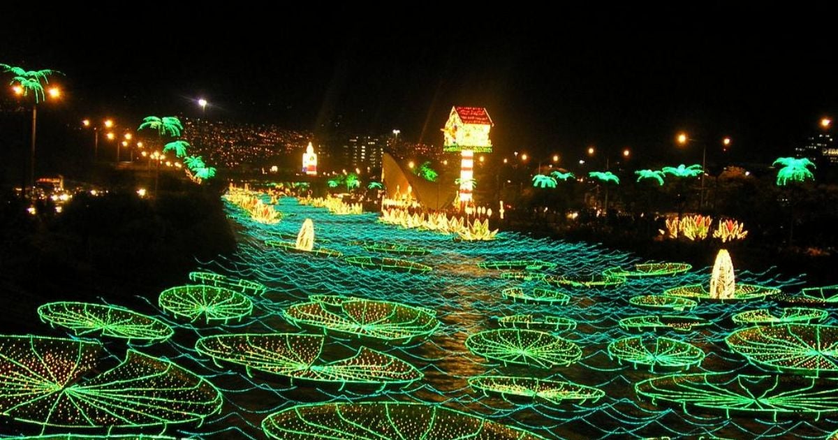 Esta la ciudad colombiana con el alumbrado navideño reciclado más grande del mundo