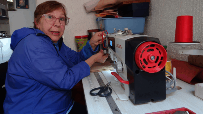  - La bogotana que terminó el bachillerato a los 68 años y a los 70 montó su propio taller de accesorios de cuero en Suba