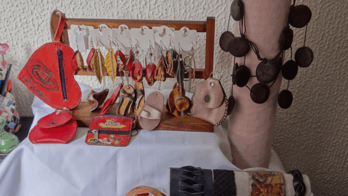  - La bogotana que terminó el bachillerato a los 68 años y a los 70 montó su propio taller de accesorios de cuero en Suba