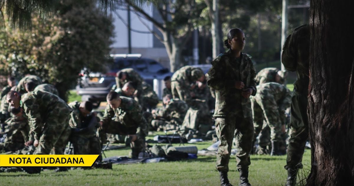 El soldado al que le tocó volverse celador luego de que el Ejército lo echara por pedir permisos para cuidar a su esposa