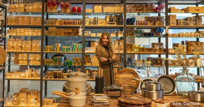 La paisa que convirtió la venta de objetos para casa y cocina en el garaje de su casa un emporio que va para 5 países - -- Las2orillas Tienda en Ecuador