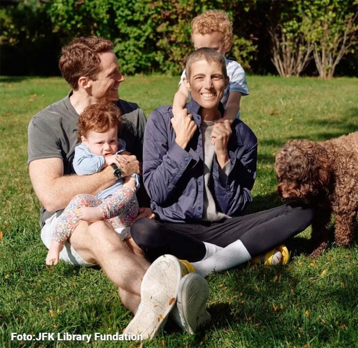 La última tragedia de Caroline, la hija del asesinado John F. Kennedy: despedir a su hija, y tantos del clan Kennedy - -- Las2orillas George Moran y Tatiana Scholssberg