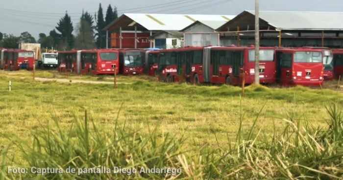  - El cementerio de TransMilenios: el lugar donde se pudren los buses que ya no ruedan en Bogotá