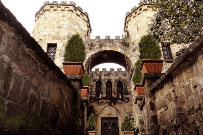 La réplica de un castillo medieval que levantó un odontólogo en el barrio residencial más caro de Bogotá - -- Las2orillas La réplica de un castillo medieval que levantó un odontólogo en el barrio residencial más caro de Bogotá