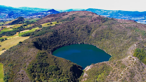El secreto mejor guardado de Cundinamarca: un pueblo dorado con una imponente laguna - -- Las2orillas El secreto mejor guardado de Cundinamarca: un pueblo dorado con una imponente laguna