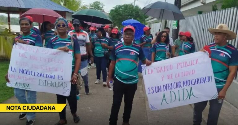  - En silencio y con globos blancos, profesores de Antioquia protestaron por colegas que murieron esperando medicamentos