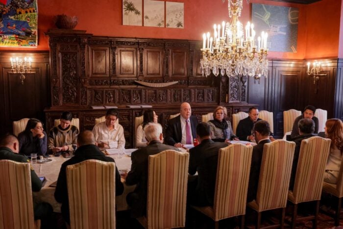  - La casona más de 100 años de la embajada de Colombia en Washington donde Petro afinó su cara a cara con Trump