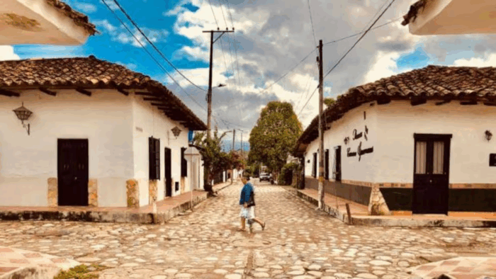 Este pueblo colombiano está enamorando a sus visitantes por sus paisajes entre montañas y sus platos típicos - -- Las2orillas.co: Historias, voces y noticias de Colombia Este pueblo colombiano está enamorando a sus visitantes por sus paisajes entre montañas y sus platos típicos