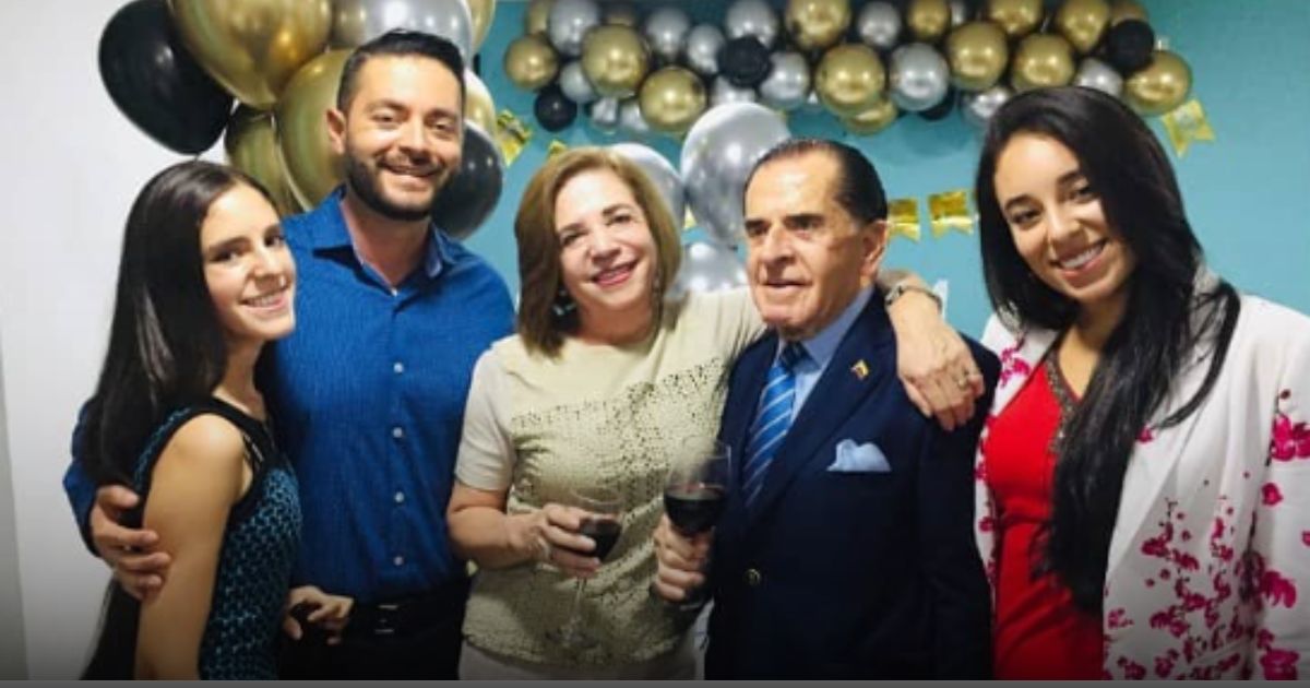  - El famoso humorista de Sábados Felices que encontró el amor a los 55 años con una quinceañera con quien tuvo tres hijos