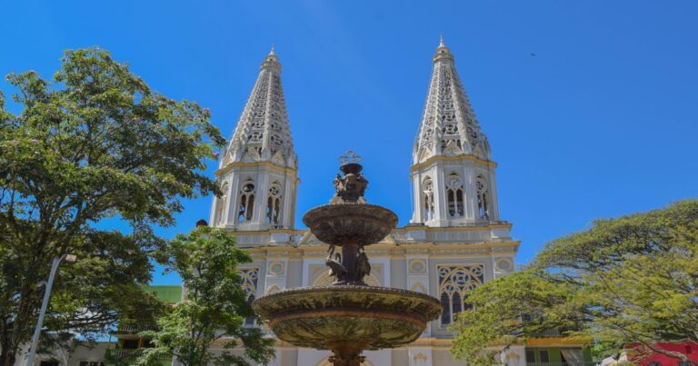  - Cuál es el pueblito colombiano que convirtió la popular Chiva en patrimonio inmaterial del lugar