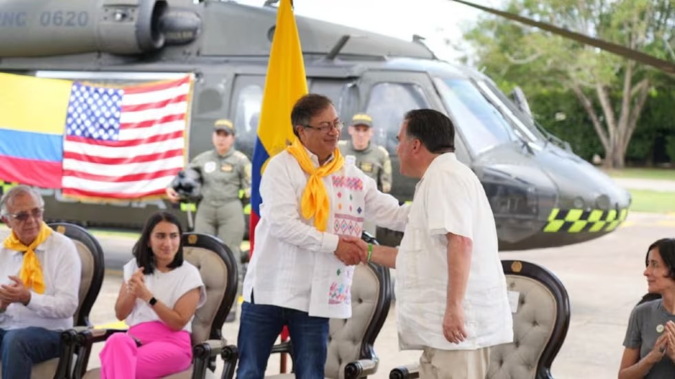  - Los 12 helicópteros que EE.UU. le regaló a Colombia y que Petro no calificó de chatarras por haberlos recibido él