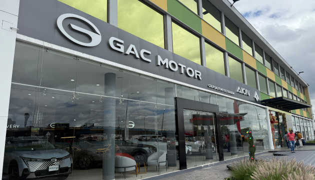 La estrategia de la familia Hernández de Grupo Carrera para seguir mandando en el negocio de los taxis en Colombia